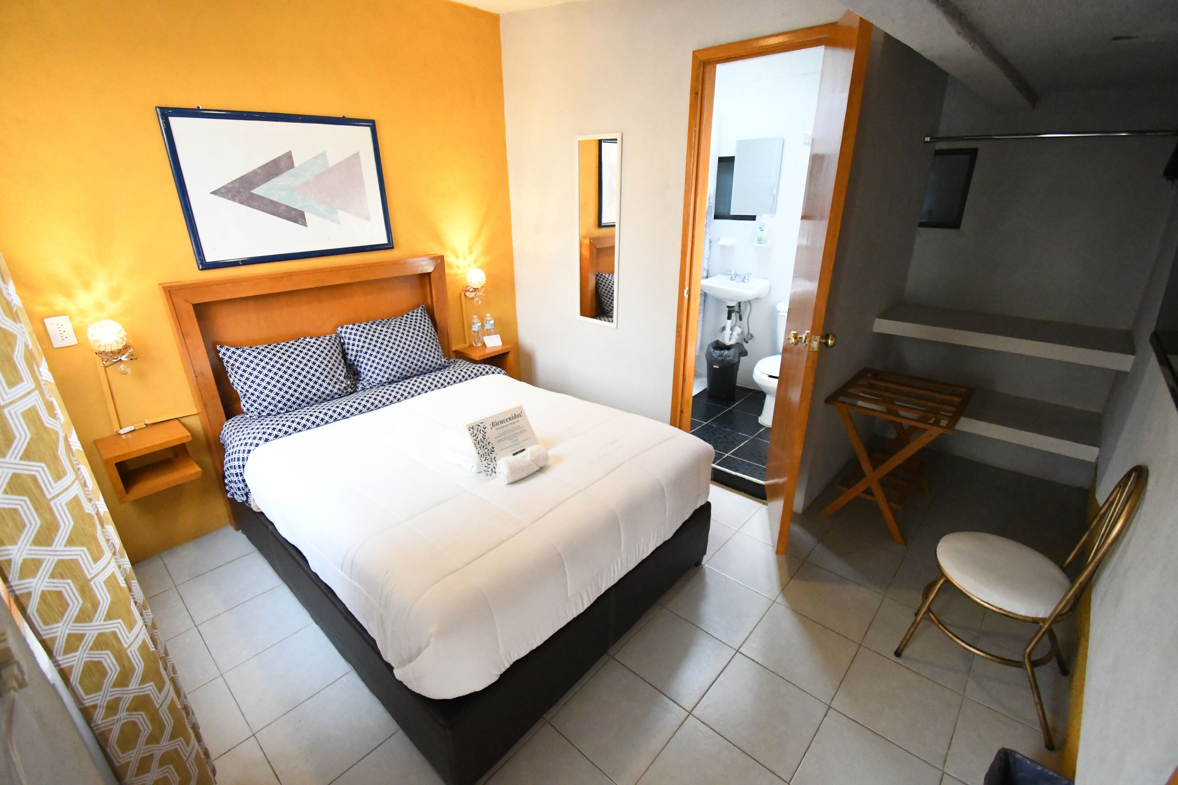 Habitación estándar | Ropa de cama de alta calidad, edredón, muebles diferentes y wifi gratis 