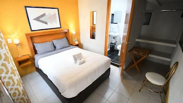 Habitación estándar | Ropa de cama de alta calidad, edredón, muebles diferentes y wifi gratis