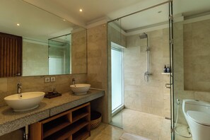 Villa panorámica | Baño | Artículos de higiene personal gratuitos, secador de pelo y toallas