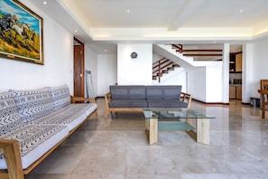 Biệt thự có tầm nhìn toàn cảnh | Khu phòng khách | TV màn hình phẳng