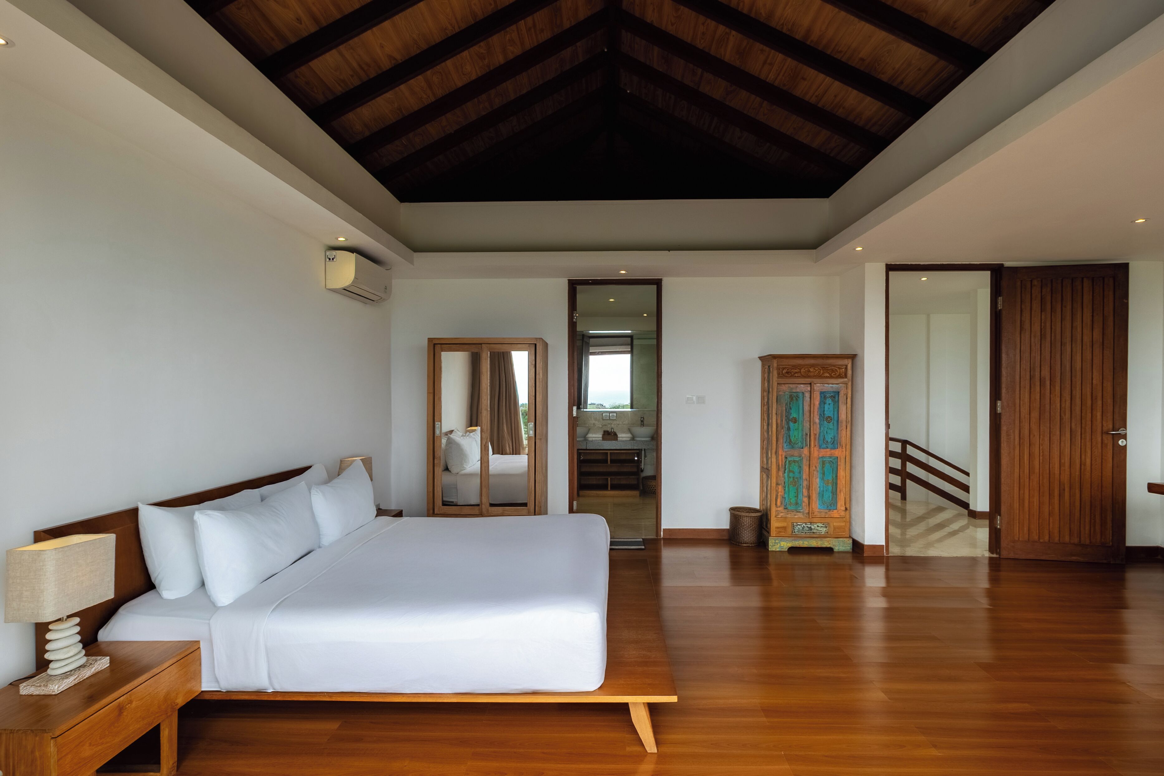 2 habitaciones, caja de seguridad en la habitación y escritorio 