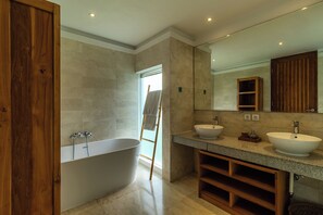 Panorama villa | Badkamer | Gratis toiletartikelen, een haardroger, handdoeken