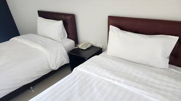 Kahden hengen superior-huone (yksi tai kaksi sänkyä) | Työpöytä, ilmainen Wi-Fi, vuodevaatteet