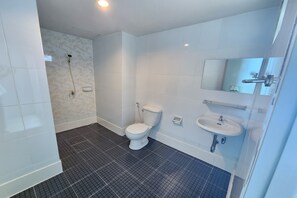 Superior-Doppel- oder -Zweibettzimmer | Badezimmer | Dusche, Regendusche, kostenlose Toilettenartikel, Handtücher