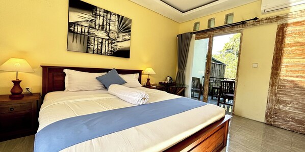 Deluxe Room Balcony with Jungle View | Escrivaninha, cortinas blackout, Wi-Fi de cortesia