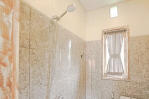 Deluxe Room Balcony with Jungle View | バスルーム | シャワー、レインフォールシャワー、バスアメニティ (無料)、タオル