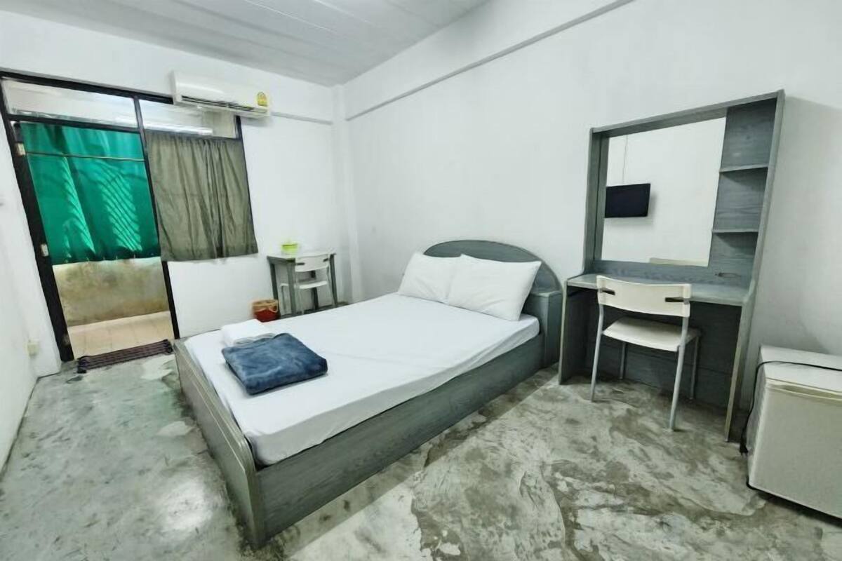Desk, free WiFi, bed sheets
