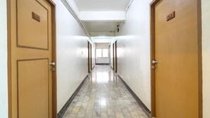 A hallway with doors numbered 513 and 504, leading to rooms. - Green Apartment Kaset (Bangkok)