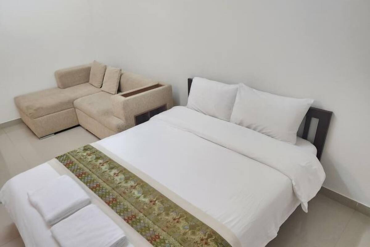 Desk, free WiFi, bed sheets