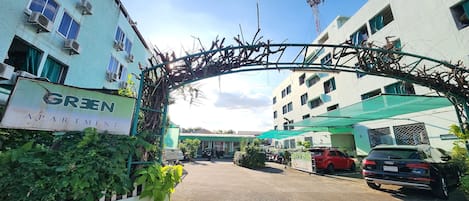 Vista frontal de la propiedad