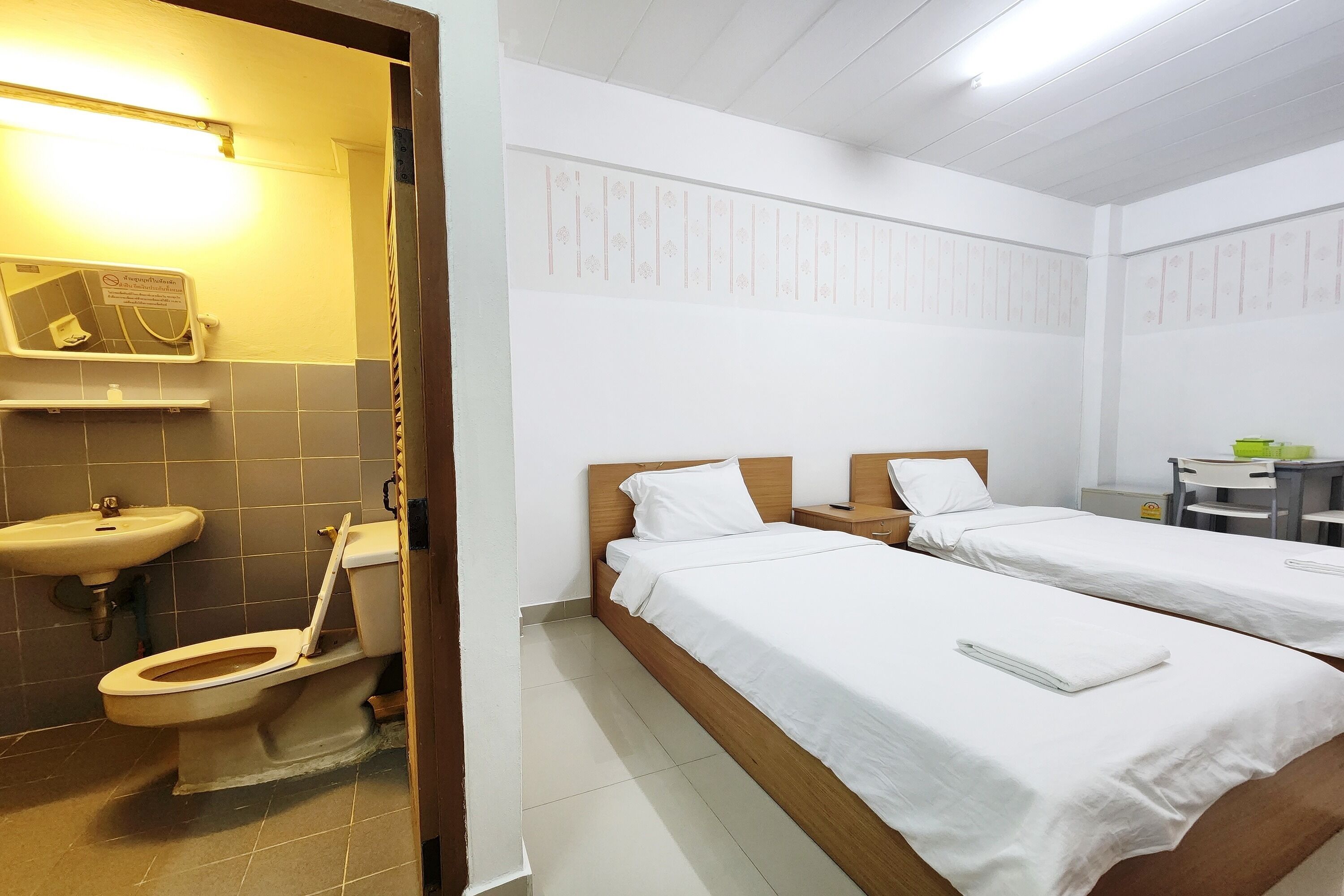 Phòng | Phòng tắm | Buồng tắm vòi sen, đồ dùng nhà tắm miễn phí, khăn tắm, xà phòng 