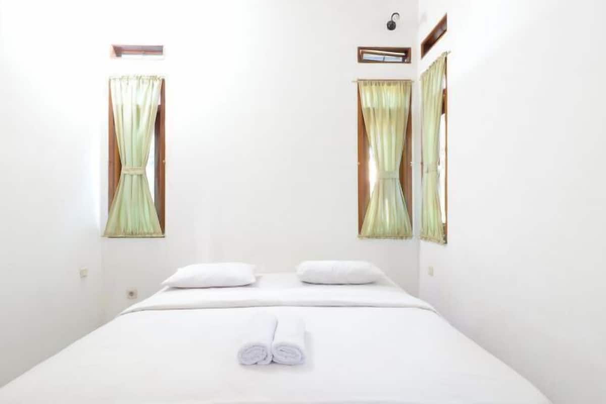 Desk, free WiFi, bed sheets