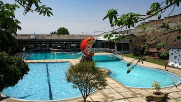 Una piscina al aire libre