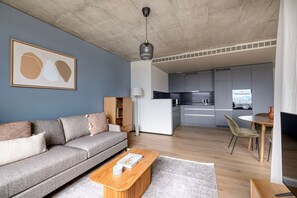 Een televisie en een stereo