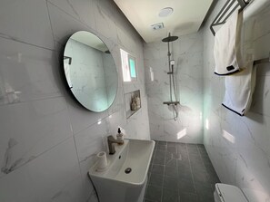 Douche, articles de toilette écologiques, sèche-cheveux