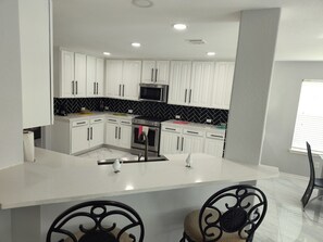 Private kitchen - Pearland Getaway (Pearland)