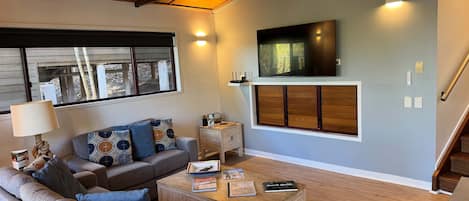 Télévision, livres, espaces bureaux