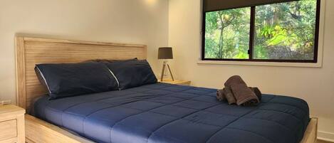 2 soverom, skrivebord, strykejern/-brett og wi-fi