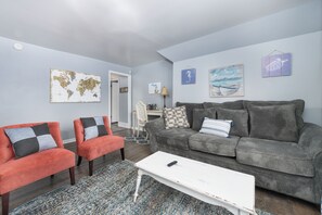 Téléviseur, foyer, jeux vidéo, table de baby-foot