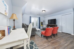 Téléviseur, foyer, jeux vidéo, table de baby-foot