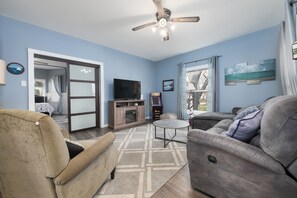 Téléviseur, foyer, jeux vidéo, table de baby-foot