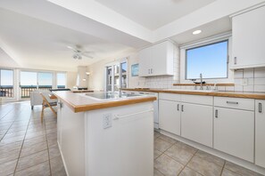 Fridge, microwave, oven, stovetop - Harbours #4 - Lake front, pool, private beach (South Haven)