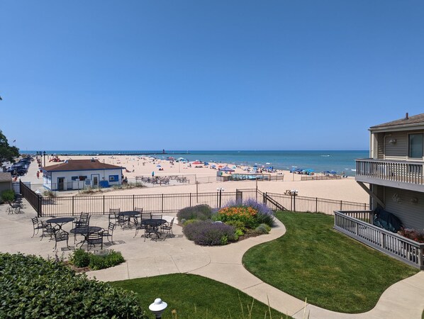 Outdoor dining - Harbours #4 - Lake front, pool, private beach (South Haven)