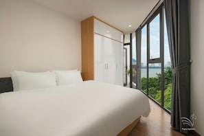 Appartement Deluxe, 1 très grand lit, balcon, vue lac | Vue de la chambre
