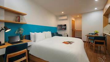 Deluxe Studio, 1 Katil Raja (King), Balcony | 1 bilik tidur, bar mini, meja, ruang kerja komputer riba