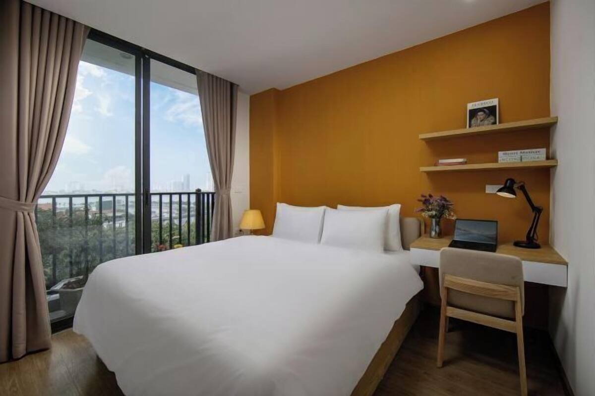 Minibar, bureau, espace de travail pour ordinateur portable
