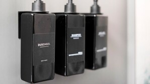 Trois flacons noirs de gel douche Duschgel.