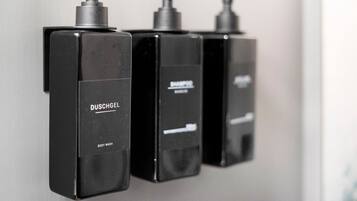 Ducha, artículos de tocador gratuitos, secador de pelo, toallas