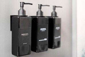 Shower, free toiletries, hair dryer, towels - Studio Apartment 'Schwarzwald Chalet Achern' with Wi-Fi (Achern)