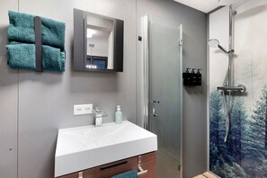 Ducha, artículos de tocador gratuitos, secador de pelo, toallas
