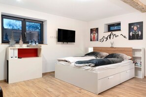 1 bedroom, free WiFi, bed sheets - Studio Apartment 'Schwarzwald Chalet Achern' with Wi-Fi (Achern)