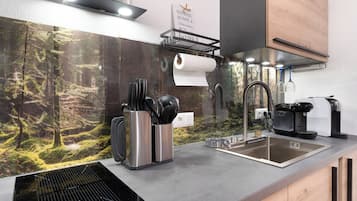 Een koelkast, een microgolfoven, een oven, een kookplaat