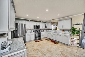 冷蔵庫、電子レンジ、オーブン、コンロ