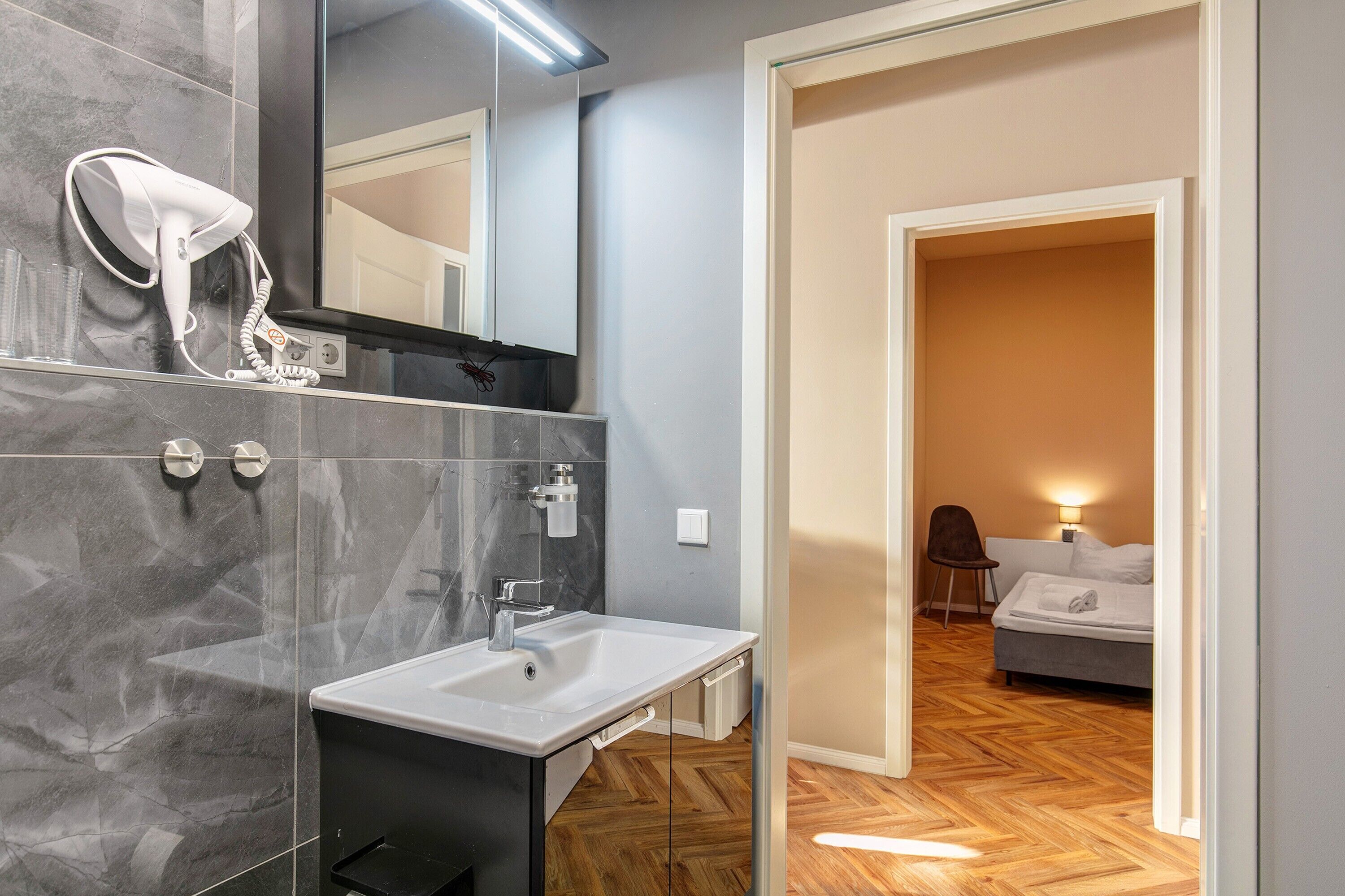 Shower, hair dryer, towels