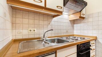 Fridge, oven, stovetop, coffee/tea maker