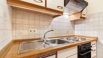 Een koelkast, een oven, een kookplaat, een koffiezetapparaat/waterkoker