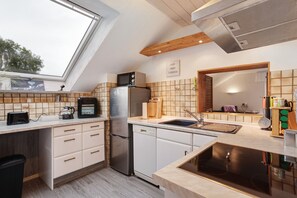 Fridge, microwave, oven, stovetop - Apartment 'Sara's' with Private Garden, Wi-Fi and Air Conditioning (Plettenberg)