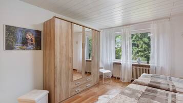 2 bedrooms, iron/ironing board, free WiFi, bed sheets