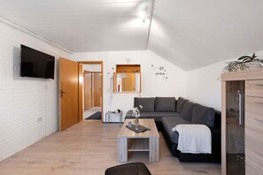 TV, stereo - Apartment 'Sara's' with Private Garden, Wi-Fi and Air Conditioning (Plettenberg)