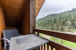 Outdoor dining - Apartment 2 in Farmhouse with Shared Terrace, Garden, and Wi-Fi (Bad Rippoldsau-Schapbach)