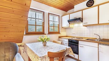 Fridge, oven, stovetop, coffee/tea maker