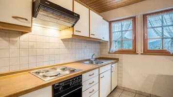 Een koelkast, een oven, een kookplaat, een koffiezetapparaat/waterkoker