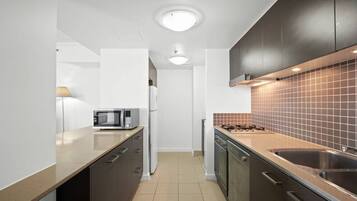 Kylskåp, mikrovågsugn, ugn och spishäll