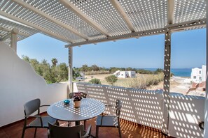 Outdoor dining - Apartment In A Hotel '9 Muses Hotel Cleo' with Sea View, Wi-Fi and Air Conditioning (Naxos)