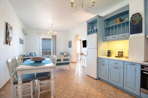 Fridge, oven, stovetop, dishwasher - Apartment In A Hotel '9 Muses Hotel Cleo' with Sea View, Wi-Fi and Air Conditioning (Naxos)
