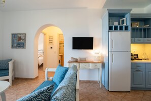 TV - Apartment In A Hotel '9 Muses Hotel Cleo' with Sea View, Wi-Fi and Air Conditioning (Naxos)